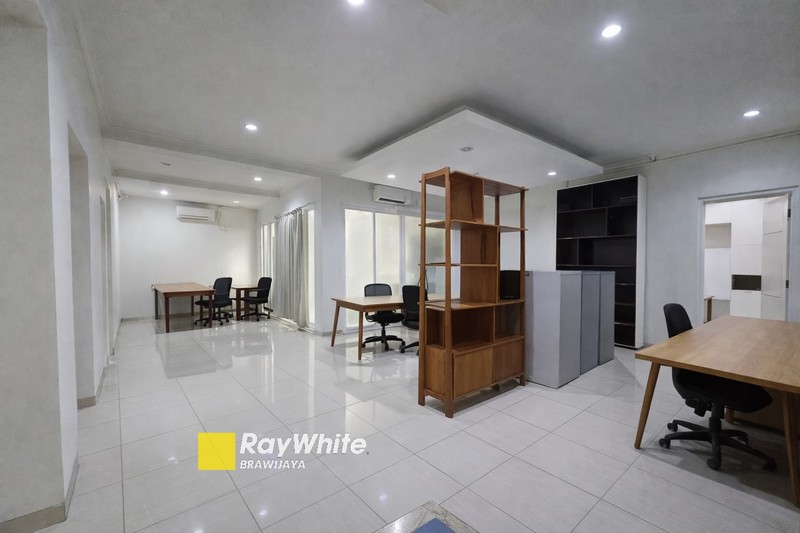 Rumah di Cipaku, Kebayoran Baru, bebas banjir, 2,4 km ke stasiun MRT Blok M