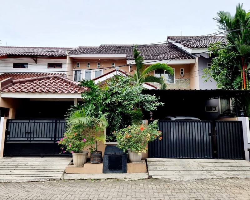 Rumah Bagus Lingkungan Oke Area Dalam Komplek Puri Flamboyan Rempoa.