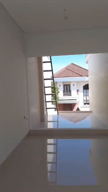 MURAH LUAS Rumah Puri Widya Kencana Citraland New Split Level Desain 2,5 Lantai + BASEMENT area lokasi TERDEPAN dekat GWalk