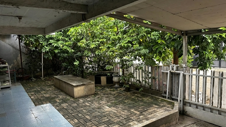 Rumah Tanah 240 m2 SHM Halaman Luas di One Gated Cluster Mega Cinere