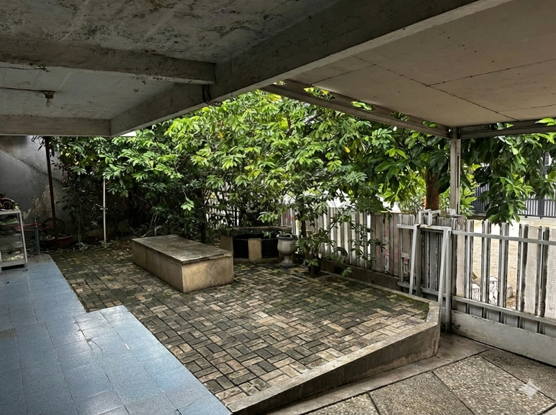 Rumah Tanah 240 m2 SHM Halaman Luas di One Gated Cluster Mega Cinere