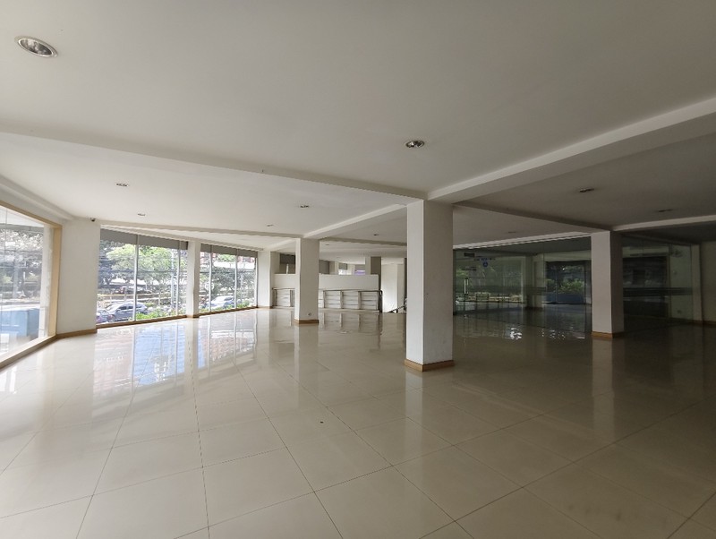 Gedung Komersial ex Showroom Cocok untuk Kantor di Sawah Besar Jakarta Pusat