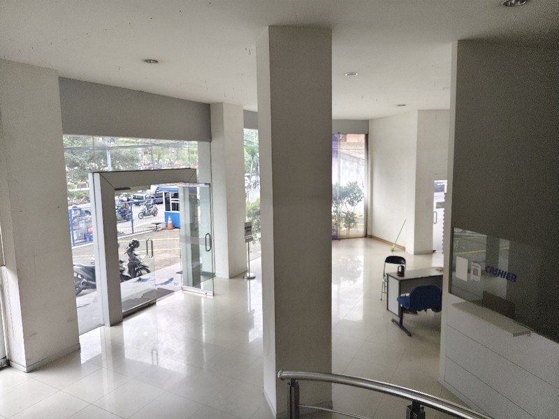 Gedung Komersial ex Showroom Cocok untuk Kantor di Sawah Besar Jakarta Pusat