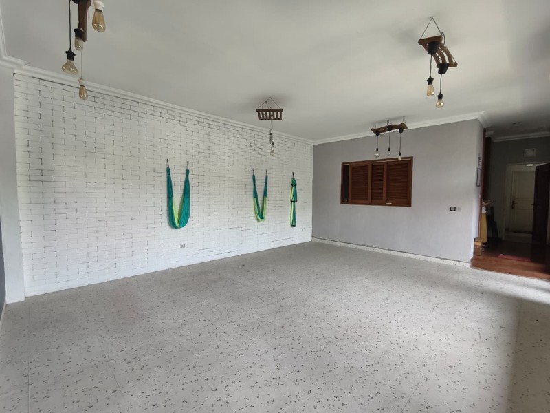 Rumah HOEK di Taman Giri Loka BSD City, bisa parkir 7 mobil