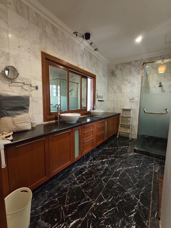 Rumah HOEK di Taman Giri Loka BSD City, bisa parkir 7 mobil