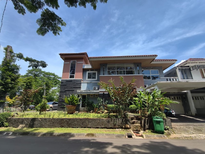 Rumah HOEK di Taman Giri Loka BSD City, bisa parkir 7 mobil