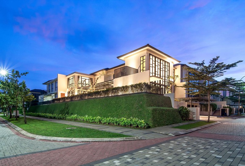 HIGH END HOUSE at NAVAPARK BSD CITY, jalan Boulevard, depan taman