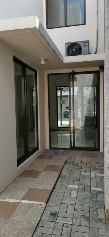 Flash Sale. Rumah modern Eminent Prestigia, BSD