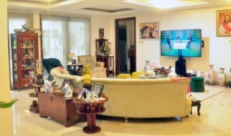 Rumah hunian 2 lantai, asri, premium dan prestisius di kemang selatan, Jakarta Selatan.