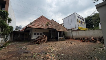 Disewakan Rumah Bergaya Klasik di Area Komersial Kebayoran Baru Jakarta Selatan 