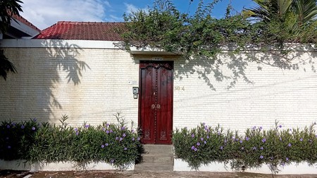 The Ultimate Family Retreat: Homey 6 Bedroom Freehold Villa Near Saba Beach! 