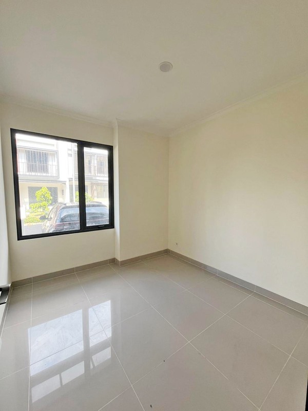 Rumah Attic 3 Lantai  Siap Huni Cluster Leonora di Kawasan Symphonia Gading Serpong