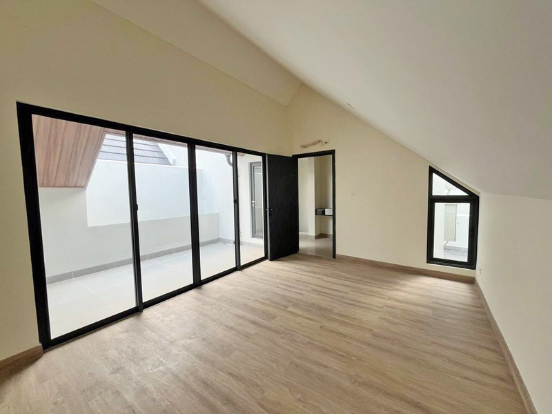 Rumah Attic 3 Lantai  Siap Huni Cluster Leonora di Kawasan Symphonia Gading Serpong