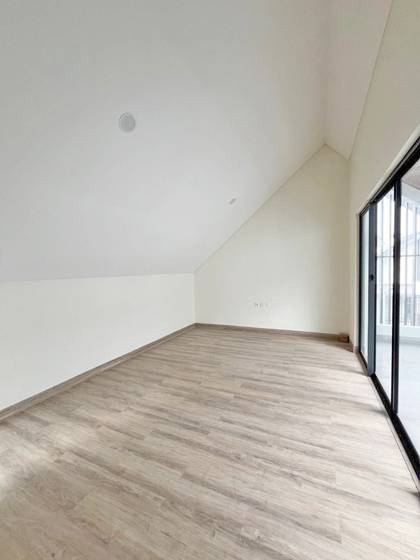 Rumah Attic 3 Lantai  Siap Huni Cluster Leonora di Kawasan Symphonia Gading Serpong