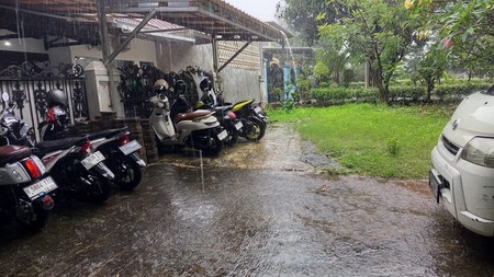 Rumah Asri Halaman luas  Duren Sawit  Akses Jalan Lebar