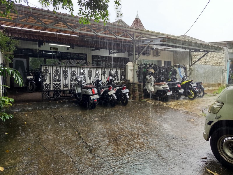 Rumah Asri Halaman luas  Duren Sawit  Akses Jalan Lebar