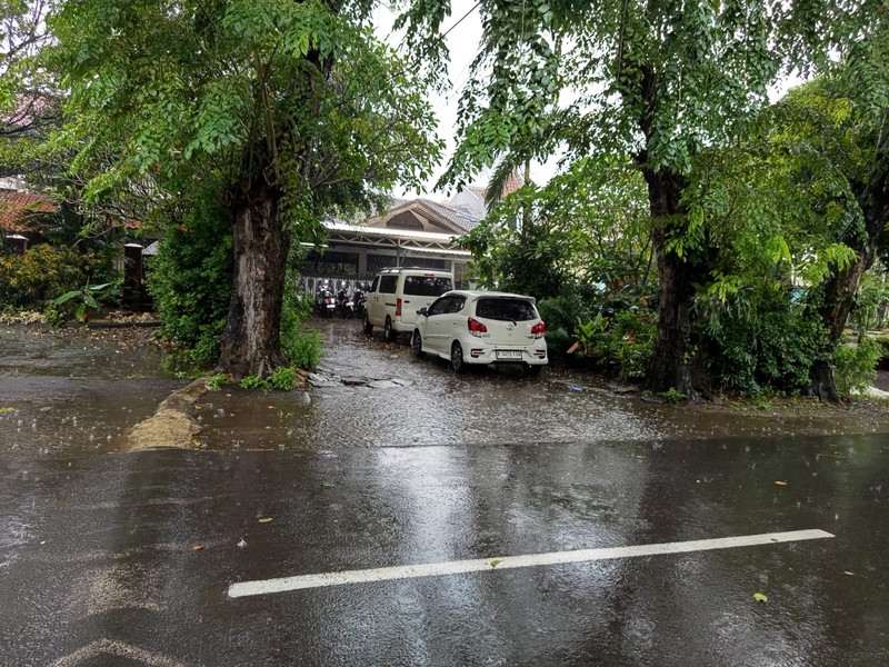 Rumah Asri Halaman luas  Duren Sawit  Akses Jalan Lebar