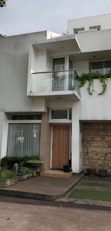 Rumah Semi Furnished Bebas Banjir, 2 Setengah Lantai Dalam Cluster di Jl Aria Putra, Serua Indah, Ciputat