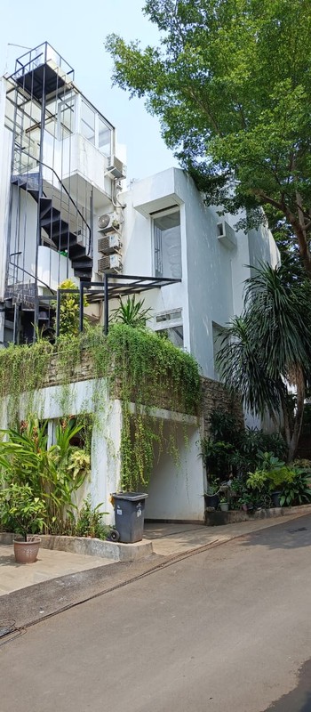 Rumah Semi Furnished Bebas Banjir, 2 Setengah Lantai Dalam Cluster di Jl Aria Putra, Serua Indah, Ciputat