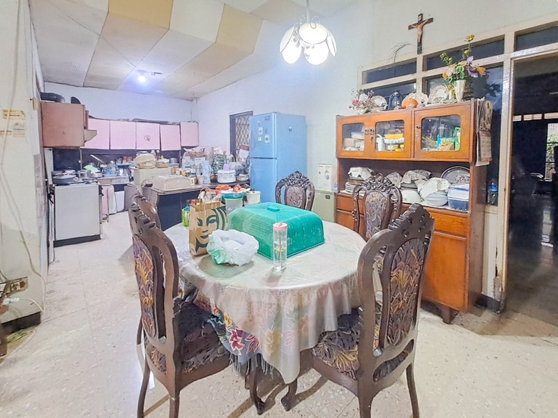 Rumah Dgn Ruangan2 Yg Luas Dan Strategis Di Lawanggintung Batutulis Bogor