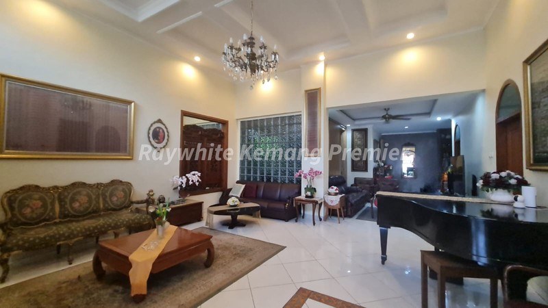 Rumah dan kantor di zona Komersial area Jatipadang Pasar Minggu bisa bangun 7 Lantai