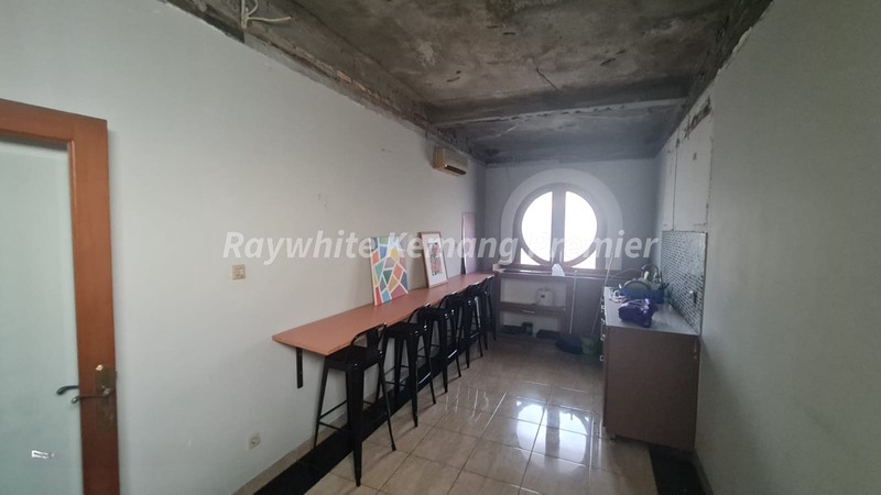 Rumah dan kantor di zona Komersial area Jatipadang Pasar Minggu bisa bangun 7 Lantai