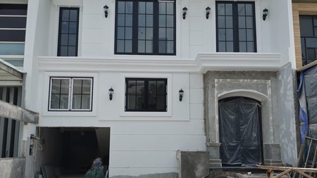 7 Milyar-an Rumah Baru Pakuwon Indah - New American Classic Attic Rooftop Desain Dekat Pakuwon Mall, Citraland, Graha Family