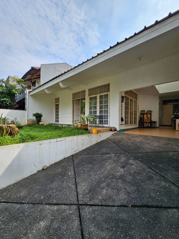 Rumah Luas 4 KT LT 212 m2 Taman Rempoa Indah Tangerang Selatan - Ideal untuk Keluarga Besar