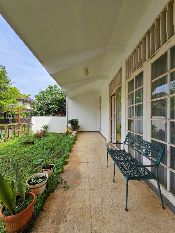 Rumah Luas 4 KT LT 212 m2 Taman Rempoa Indah Tangerang Selatan - Ideal untuk Keluarga Besar