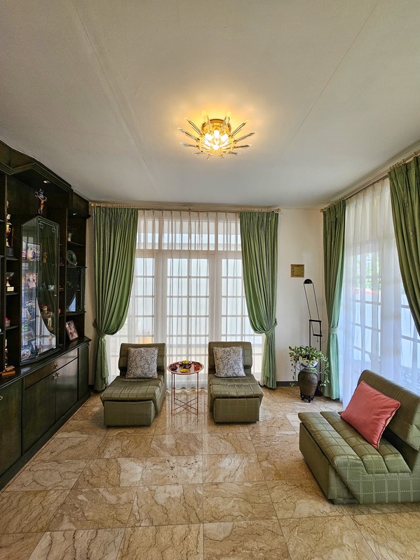 Rumah Luas 4 KT LT 212 m2 Taman Rempoa Indah Tangerang Selatan - Ideal untuk Keluarga Besar