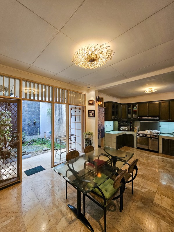 Rumah Luas 4 KT LT 212 m2 Taman Rempoa Indah Tangerang Selatan - Ideal untuk Keluarga Besar