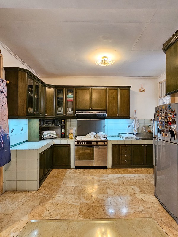 Rumah Luas 4 KT LT 212 m2 Taman Rempoa Indah Tangerang Selatan - Ideal untuk Keluarga Besar