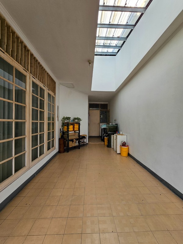 Rumah Luas 4 KT LT 212 m2 Taman Rempoa Indah Tangerang Selatan - Ideal untuk Keluarga Besar