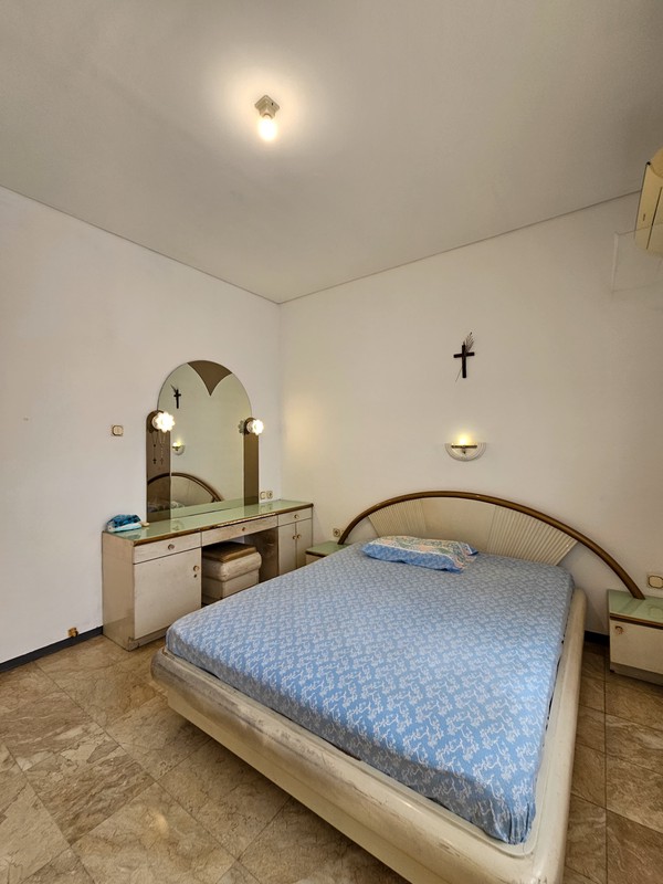 Rumah Luas 4 KT LT 212 m2 Taman Rempoa Indah Tangerang Selatan - Ideal untuk Keluarga Besar