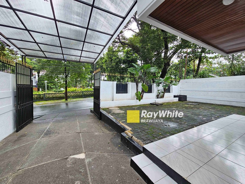 Rumah di Senopati, Kebayoran Baru, dekat SCBD, view taman, bisa sewa buat Silent Office