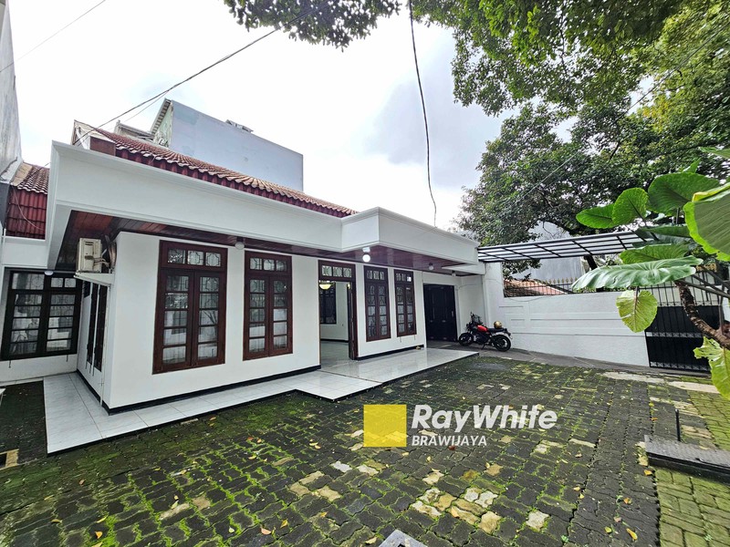 Rumah di Senopati, Kebayoran Baru, dekat SCBD, view taman, bisa sewa buat Silent Office