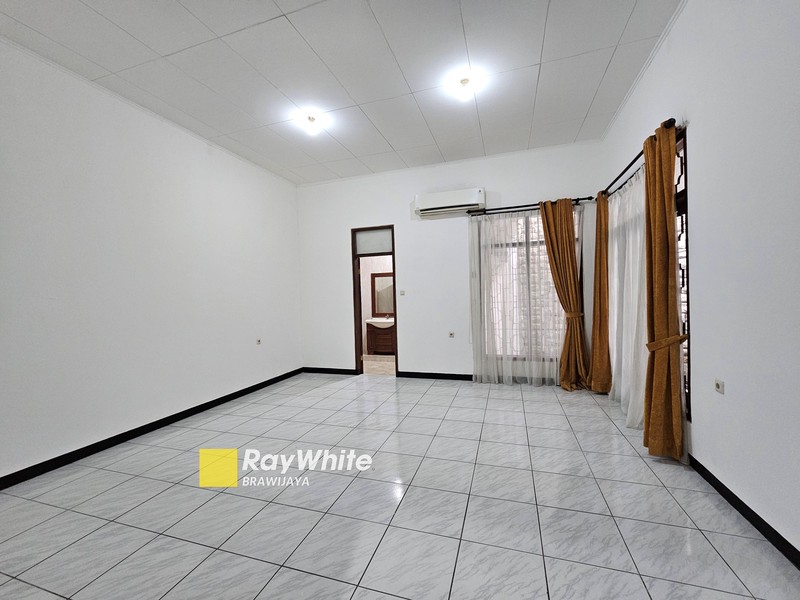 Rumah di Senopati, Kebayoran Baru, dekat SCBD, view taman, bisa sewa buat Silent Office