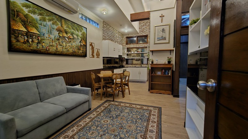 The Ultimate Family Retreat: Homey 6 Bedroom Freehold Villa Near Saba Beach! 