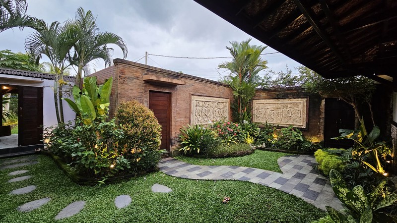 The Ultimate Family Retreat: Homey 6 Bedroom Freehold Villa Near Saba Beach! 