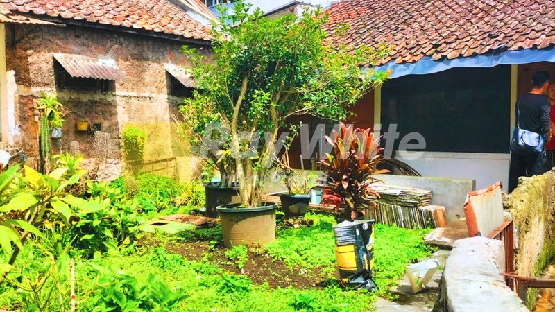 Rumah di Mainroad Lembang