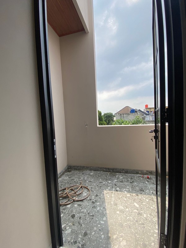 Rumah Modern Klasik 2 Lantai di Jagakarsa Brand New Dekat ke Tol