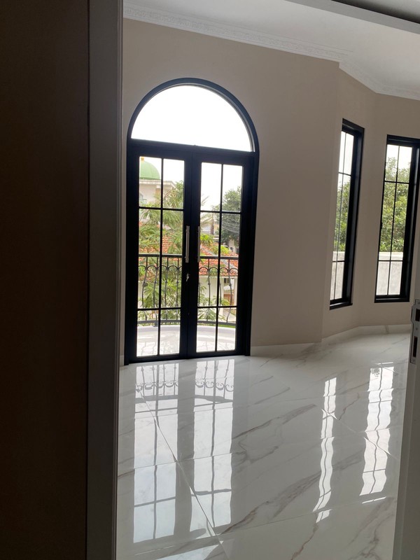 Rumah Modern Klasik 2 Lantai di Jagakarsa Brand New Dekat ke Tol