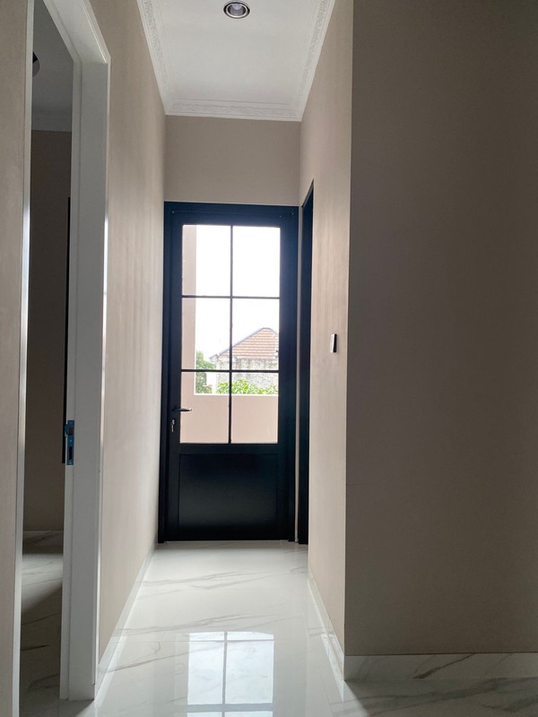 Rumah Modern Klasik 2 Lantai di Jagakarsa Brand New Dekat ke Tol