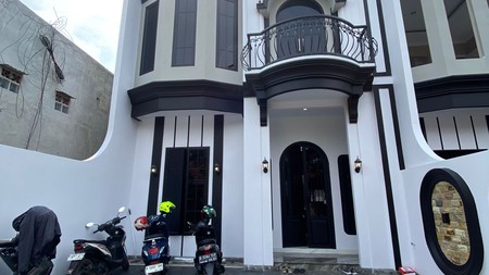 Rumah Modern Klasik 2 Lantai di Jagakarsa Brand New Dekat ke Tol