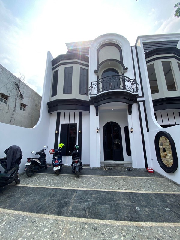 Rumah Modern Klasik 2 Lantai di Jagakarsa Brand New Dekat ke Tol