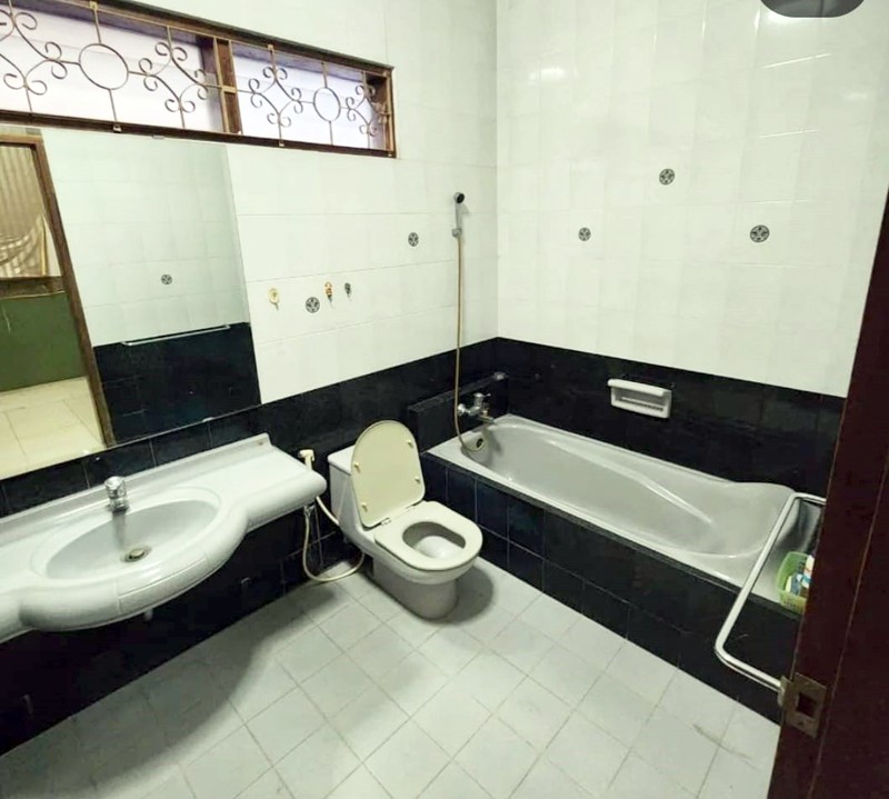 Rumah di Kertajaya Indah Surabaya Timur, Lokasi Strategis, Row Jalan Lebar