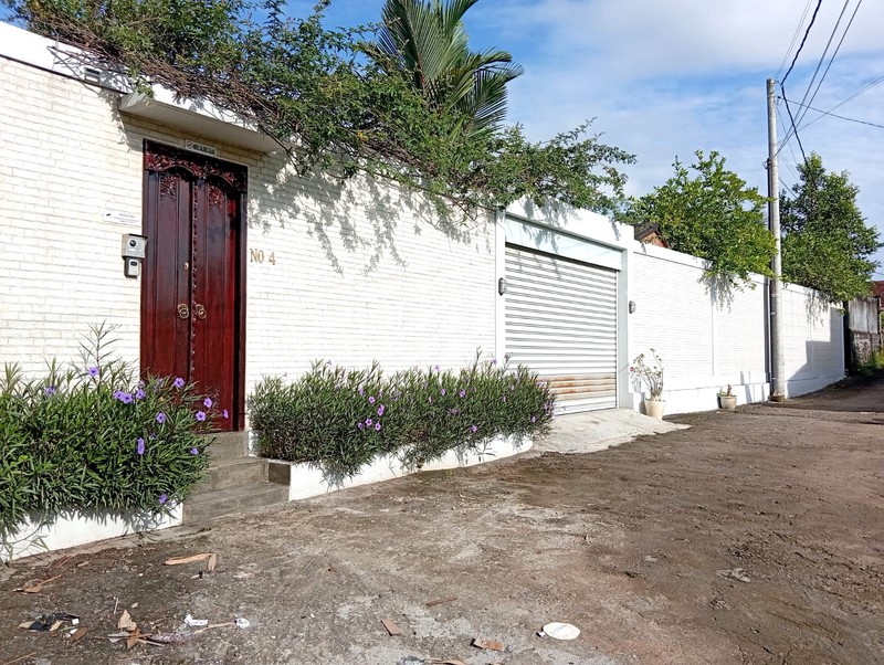 The Ultimate Family Retreat: Homey 6 Bedroom Freehold Villa Near Saba Beach!