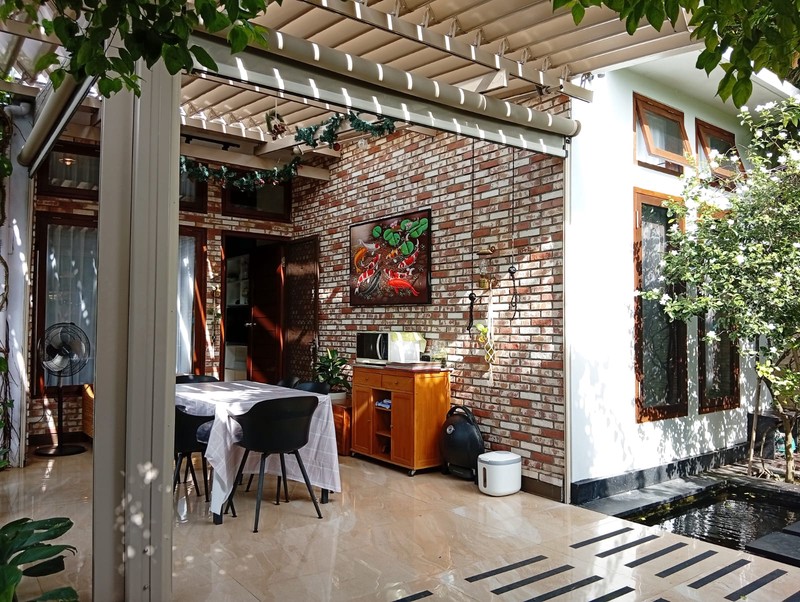 The Ultimate Family Retreat: Homey 6 Bedroom Freehold Villa Near Saba Beach!