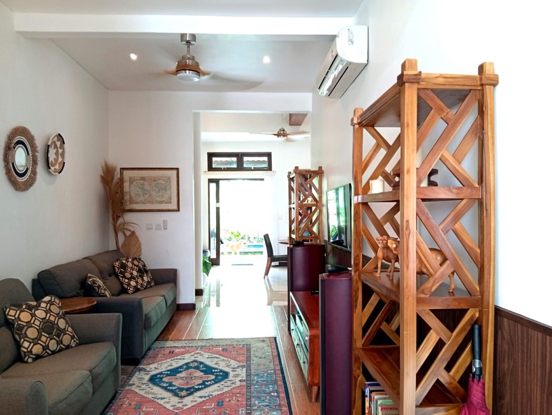 The Ultimate Family Retreat: Homey 6 Bedroom Freehold Villa Near Saba Beach!