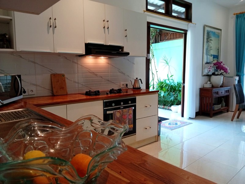 The Ultimate Family Retreat: Homey 6 Bedroom Freehold Villa Near Saba Beach!